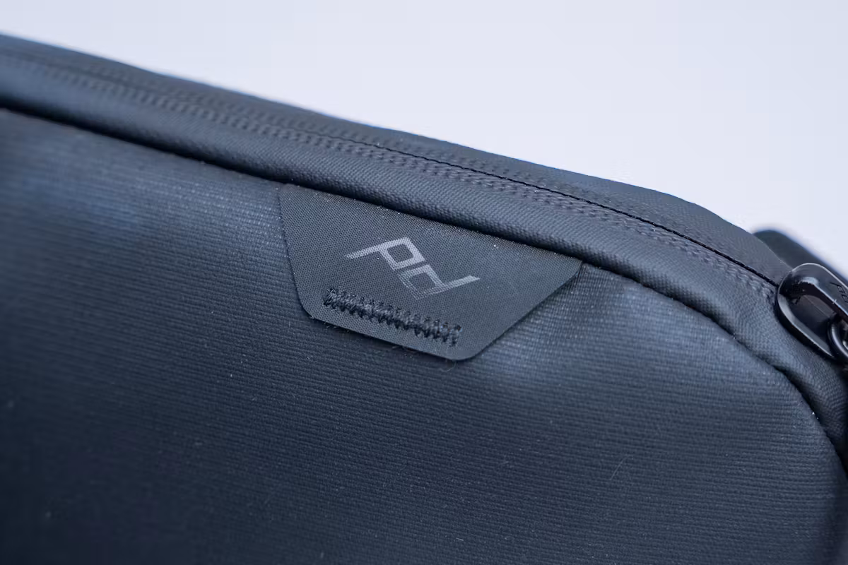 Peak Design 旅行斜挎包 3L 标志 Peak Design 旅行斜挎包 3L 标志