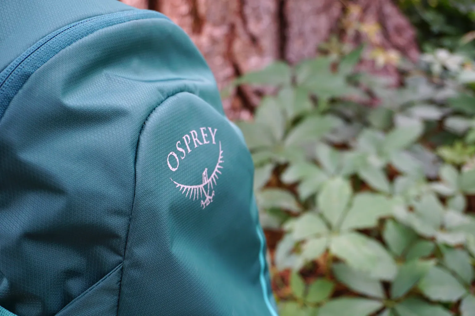 绿色 Osprey Hikelite 18L 背包外侧的标志细节 绿色 Osprey Hikelite 18L 背包外侧的标志细节