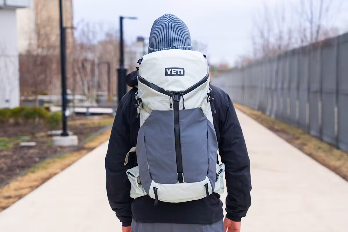 YETI Skala 40L 背包后视图