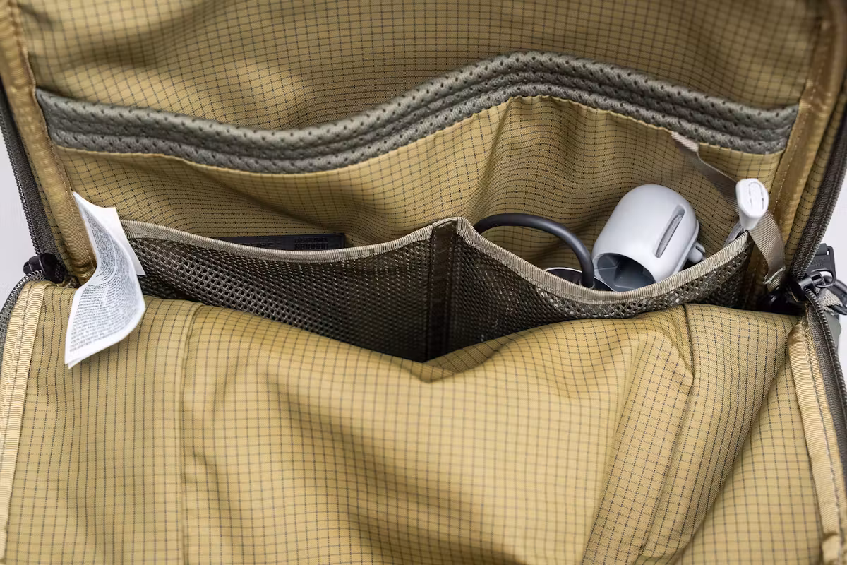 The North Face Base Camp Voyager Pro 轻量级背包网状口袋