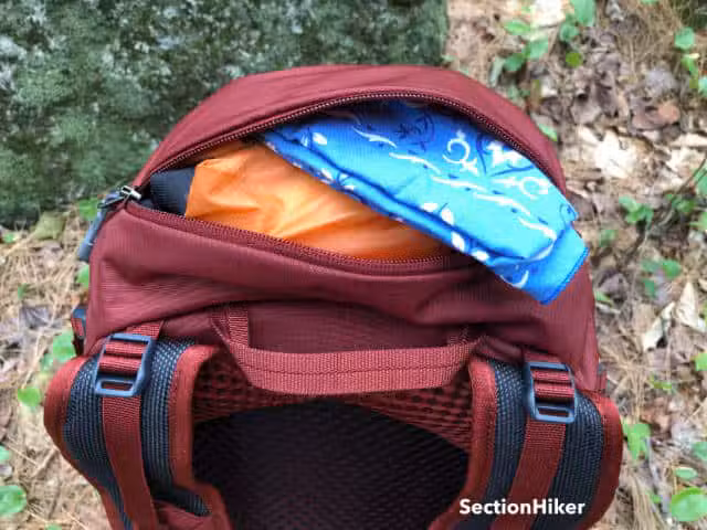 顶盖上有一个大口袋,可以存放常用物品。 顶盖上有一个大口袋,可以存放常用物品。