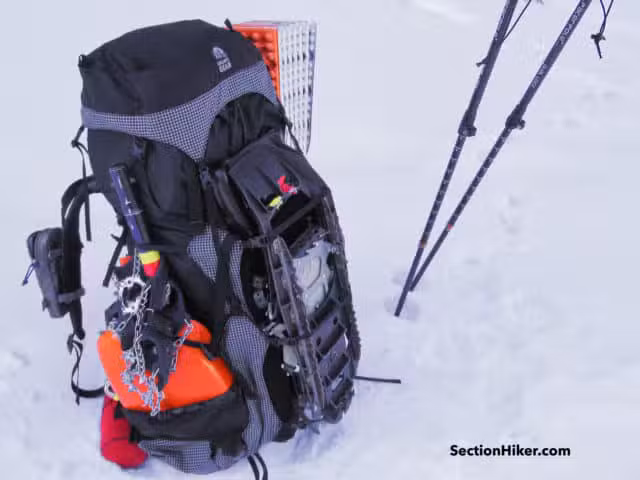 Blaze 60 的前面或侧面都很容易绑上雪鞋。 Blaze 60 的前面或侧面都很容易绑上雪鞋。