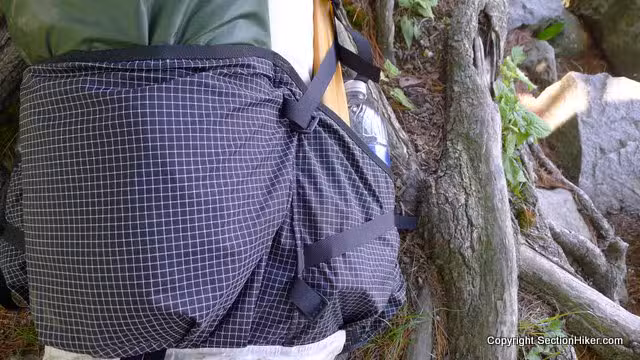 中央口袋外侧边缘缝有四个塑料扣,可用于通过织带固定其他装备。不过,HMG 并不出售这些扣件,用户需要自行购买。 中央口袋外侧边缘缝有四个塑料扣,可用于通过织带固定其他装备。不过,HMG 并不出售这些扣件,用户需要自行购买。