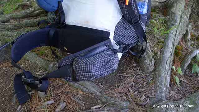 HMG Southwest 40 的腰带口袋足够大,可以装下一台小型相机、几根能量棒或其他小型但常用的物品。 HMG Southwest 40 的腰带口袋足够大,可以装下一台小型相机、几根能量棒或其他小型但常用的物品。