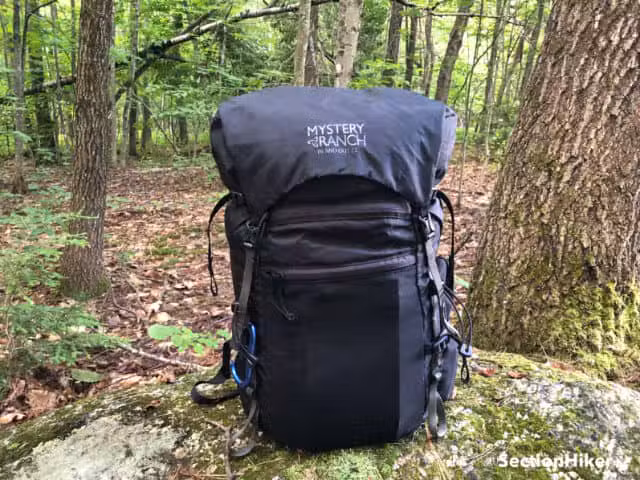 折叠式顶盖和菊环设计使这款背包适合四季探险。 折叠式顶盖和菊环设计使这款背包适合四季探险。