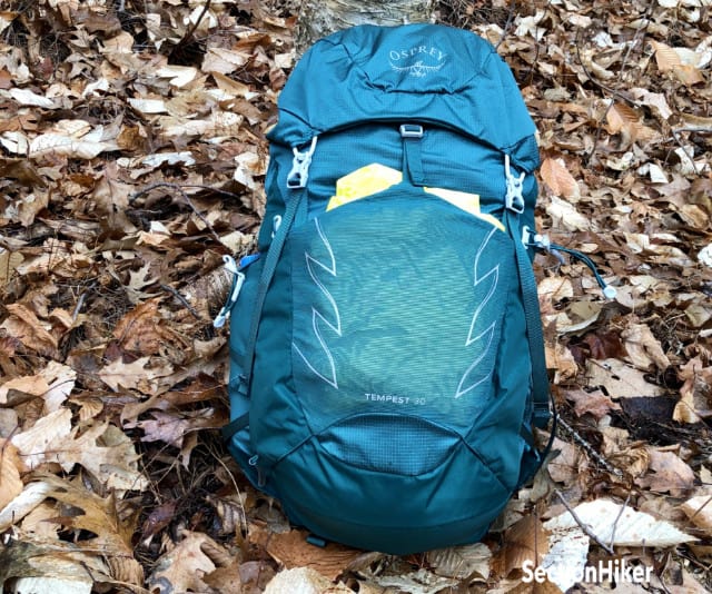 Osprey Tempest 30 有一个弹性前袋,可以装备用衣物。 Osprey Tempest 30 有一个弹性前袋,可以装备用衣物。