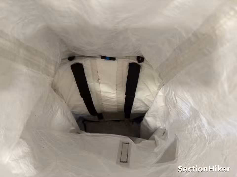 主隔层内部接缝处采用压胶处理,使背包具有良好的防水性能。 主隔层内部接缝处采用压胶处理,使背包具有良好的防水性能。