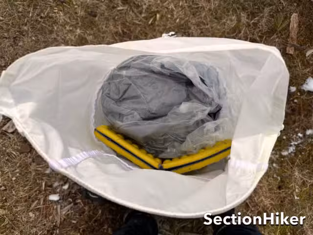我在肩带后面放了一个可折叠的泡沫垫,然后在背包内部铺上了一个尼龙材质的背包内衬。 我在肩带后面放了一个可折叠的泡沫垫,然后在背包内部铺上了一个尼龙材质的背包内衬。