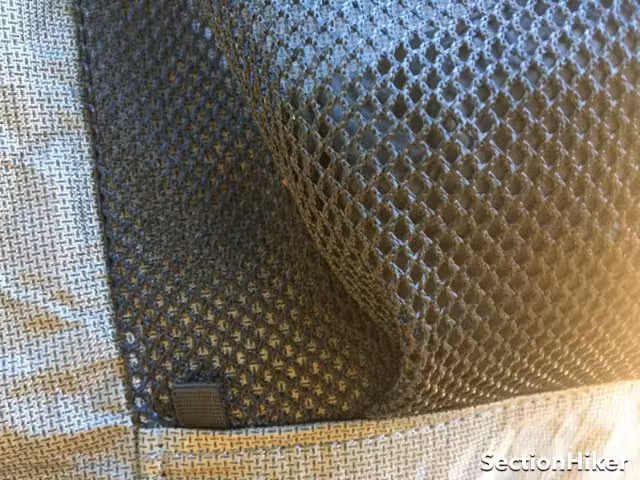 前网袋底部的细小罗缎织带环可用于连接绳索。 前网袋底部的细小罗缎织带环可用于连接绳索。
