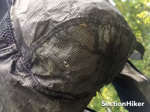 口袋上没有排水孔,所以水会从接缝处渗出来。 口袋上没有排水孔,所以水会从接缝处渗出来。