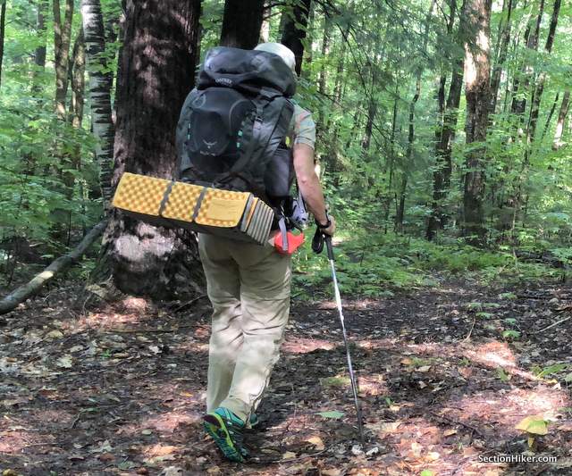 Kyte 46 具有典型的 Osprey 背包外形,包括顶盖、正面网状口袋和侧面水壶袋。 Kyte 46 具有典型的 Osprey 背包外形,包括顶盖、正面网状口袋和侧面水壶袋。