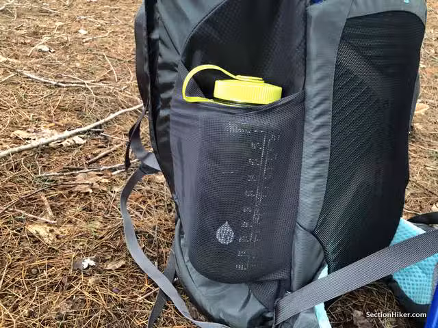 侧面的水壶由网状材料制成,如果您进行越野徒步旅行,这可能会影响其耐用性。 侧面的水壶由网状材料制成,如果您进行越野徒步旅行,这可能会影响其耐用性。