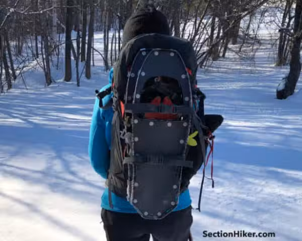 可翻转的压缩带也使得携带雪鞋或滑雪板变得容易。 可翻转的压缩带也使得携带雪鞋或滑雪板变得容易。