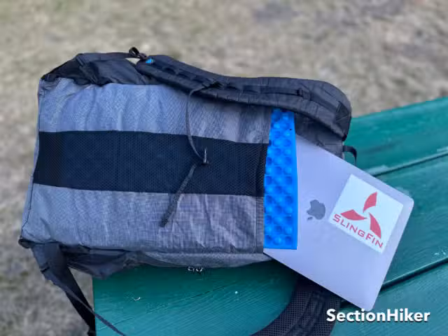 坐垫口袋还可以装下像这款 MacBook 这样的笔记本电脑。 坐垫口袋还可以装下像这款 MacBook 这样的笔记本电脑。