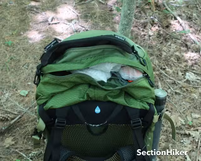 悬浮盖有两个叠放的口袋,底部的口袋比顶部的口袋大得多……顶部的口袋里装着钥匙扣。 悬浮盖有两个叠放的口袋,底部的口袋比顶部的口袋大得多……顶部的口袋里装着钥匙扣。