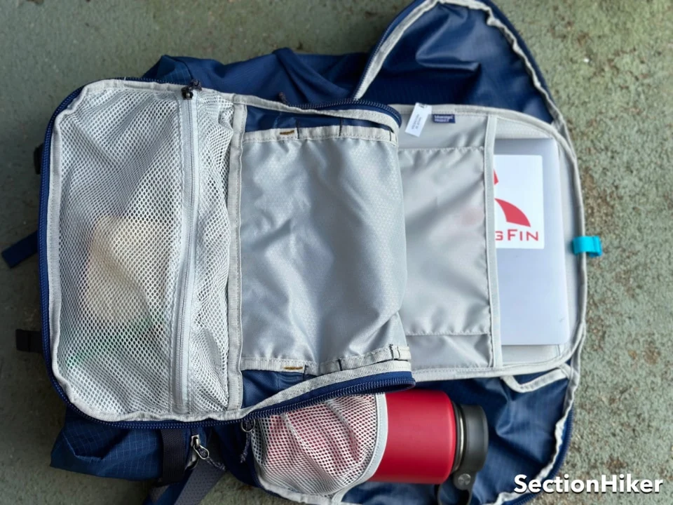 背包内部设有顶部网状口袋、可容纳保温瓶的内部水壶袋和可容纳笔记本电脑的水袋仓。