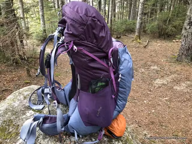 女士款 Bachee 50 包袋采用明显的弧形设计，贴合包身，同时提供良好的透气性。