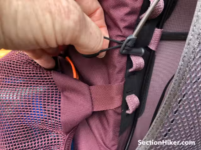 您可以通过移动侧面的调节扣到不同的环扣上来升高或降低肩垫。 您可以通过移动侧面的调节扣到不同的环扣上来升高或降低肩垫。