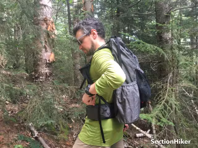 腰带口袋可以单手拉上或拉上拉链。 腰带口袋可以单手拉上或拉上拉链。