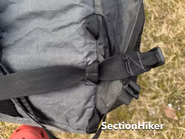可以通过将腰带穿过这些织带环中的一个来上下移动腰带。 可以通过将腰带穿过这些织带环中的一个来上下移动腰带。