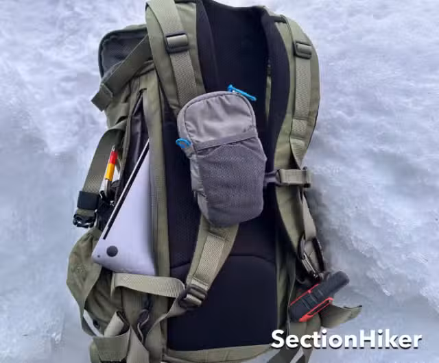 肩带后面甚至还有一个笔记本电脑隔层(也可以用来存放玉米饼)。 肩带后面甚至还有一个笔记本电脑隔层(也可以用来存放玉米饼)。