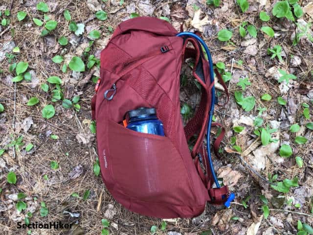 Gregory Arrio 24 可以装下一个 32 盎司的 Nalgene 水瓶或一个水袋。 Gregory Arrio 24 可以装下一个 32 盎司的 Nalgene 水瓶或一个水袋。