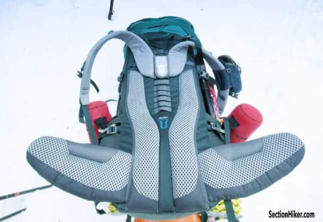 Deuter Aircontact 65+10 头盔配有可调节长度的躯干和宽大的腰带。