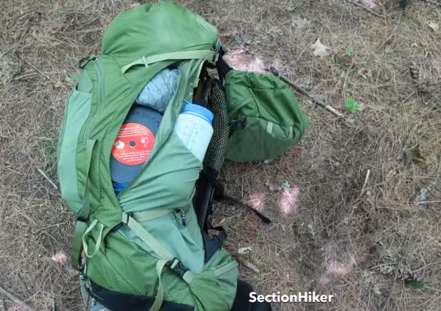 两侧的侧拉链方便取用背包深处的物品。 两侧的侧拉链方便取用背包深处的物品。