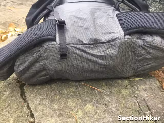 侧袋采用三维立体设计,与背包底部齐平。 侧袋采用三维立体设计,与背包底部齐平。