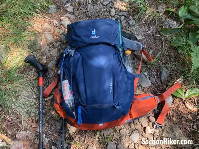 左侧口袋为全长设计,采用拉链闭合;右侧口袋采用网眼材质,顶部开口。 左侧口袋为全长设计,采用拉链闭合;右侧口袋采用网眼材质,顶部开口。