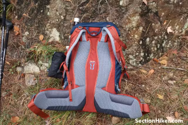Trail Pro 36 虽然没有悬挂式网状框架,但其中央通风通道提供了出乎意料的良好通风效果。 Trail Pro 36 虽然没有悬挂式网状框架,但其中央通风通道提供了出乎意料的良好通风效果。