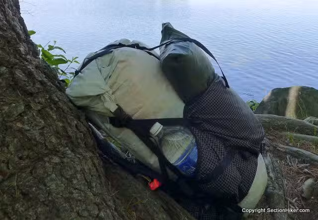 上部压缩带呈对角线方向,使背包后部更贴近背部,从而更好地转移负重。 上部压缩带呈对角线方向,使背包后部更贴近背部,从而更好地转移负重。