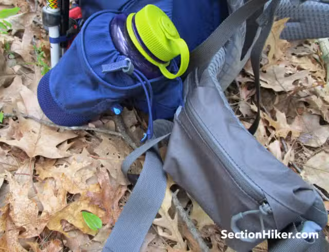 Deva背包配有一个水壶套,即使背着背包也能轻松取用。 Deva背包配有一个水壶套,即使背着背包也能轻松取用。