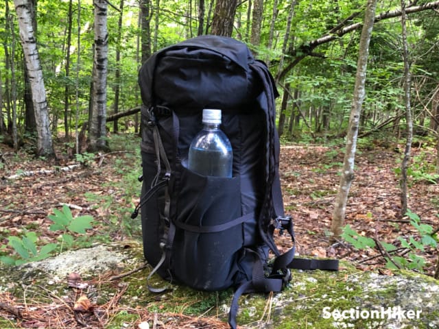 这款 In and Out 22L 背包有一个侧边水壶袋 这款 In and Out 22L 背包有一个侧边水壶袋