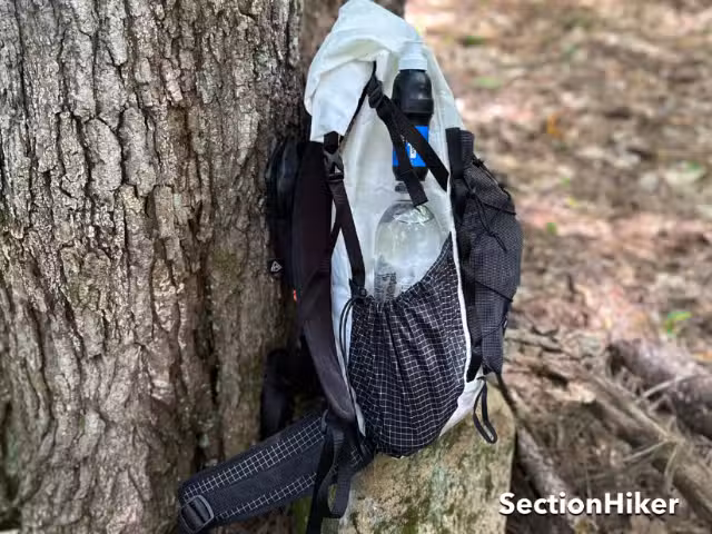 侧面压缩带有助于将较高的物品固定在背包主体附近。 侧面压缩带有助于将较高的物品固定在背包主体附近。